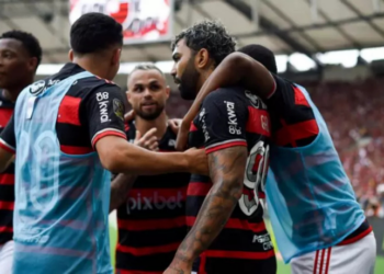Com vitória por 1 a 0 sobre o Atlético-MG, o Flamengo assume a liderança do Brasileirão. Léo Ortiz marcou de cabeça após cobrança de falta. Jogo teve público superior a 51 mil torcedores.