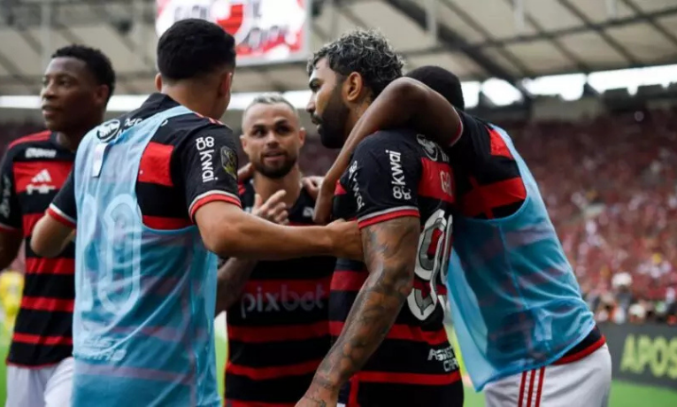 Com vitória por 1 a 0 sobre o Atlético-MG, o Flamengo assume a liderança do Brasileirão. Léo Ortiz marcou de cabeça após cobrança de falta. Jogo teve público superior a 51 mil torcedores.