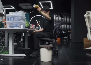 Blogueiros chineses desenvolvem recipientes inteligentes que detectam e recolhem lixo automaticamente, unindo robótica, design e inovação.