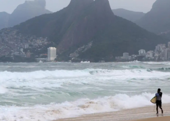 Marinha do Brasil emite alerta de ressaca para o litoral do Rio com ondas de até 3,5 metros. Ventos fortes causam quedas de árvores e interdições na cidade. Saiba os bairros mais afetados e a previsão do tempo.