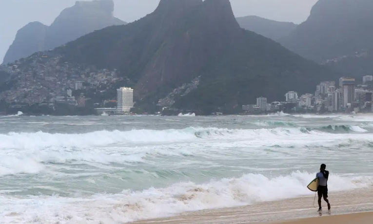 Marinha do Brasil emite alerta de ressaca para o litoral do Rio com ondas de até 3,5 metros. Ventos fortes causam quedas de árvores e interdições na cidade. Saiba os bairros mais afetados e a previsão do tempo.