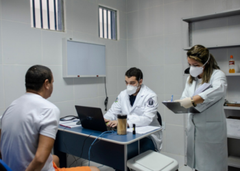 Após três meses sem pagamento do governo estadual, Prefeitura do Rio suspende atendimento médico em presídios. Mais de 31 mil internos são afetados.