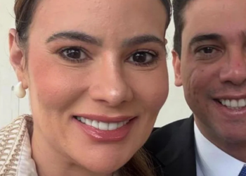 A Polícia Federal investiga esquema de desvio de recursos por meio de emendas parlamentares. Deputado Júnior Mano é citado por repassar mais de R$ 3 milhões para cidade administrada pela esposa. Operação foi autorizada pelo STF.