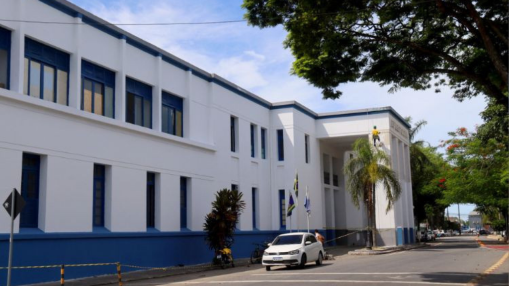 Prefeitura de Campos prorroga prazo para entrega da declaração de horários das aulas do segundo semestre no programa de transporte universitário. Estudantes terão acesso provisório ao benefício.