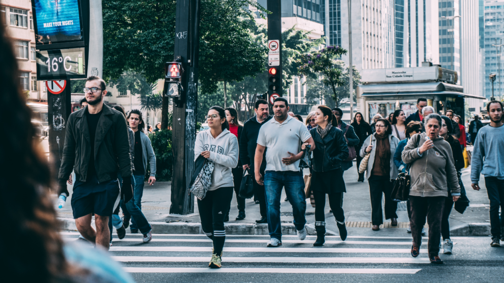 Estudo revela que apenas 25% dos brasileiros se consideram bem informados sobre conflitos internacionais, mas maioria teme seus impactos.