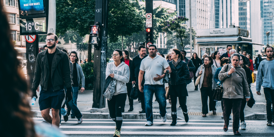 Estudo revela que apenas 25% dos brasileiros se consideram bem informados sobre conflitos internacionais, mas maioria teme seus impactos.