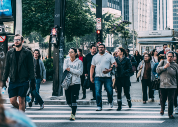 Estudo revela que apenas 25% dos brasileiros se consideram bem informados sobre conflitos internacionais, mas maioria teme seus impactos.