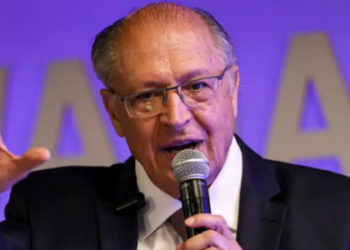 Declaração explosiva de Alckmin acusa clã Bolsonaro de minar recuperação econômica. Entenda o embate político e seus impactos.