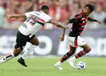 São Paulo perde para o Flamengo na estreia de Hernán Crespo. Time carioca mantém liderança com 27 pontos no Brasileirão.