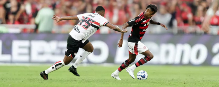 São Paulo perde para o Flamengo na estreia de Hernán Crespo. Time carioca mantém liderança com 27 pontos no Brasileirão.