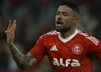 Em jogo tenso, Internacional vence Vitória por 1 a 0 com gol nos acréscimos. Time baiano cai para zona de rebaixamento no Brasileirão.