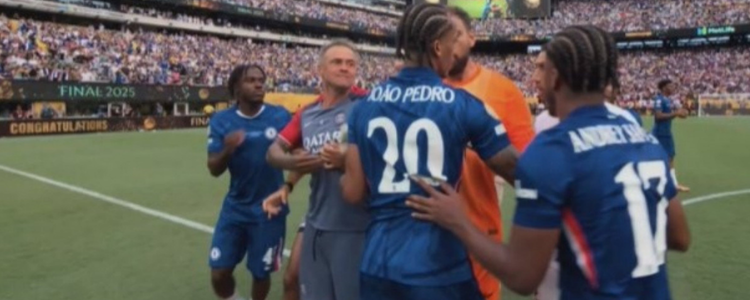 João Pedro ajuda Chelsea a conquistar Mundial de Clubes com gol importante, mas sofre agressão do técnico Luis Enrique do PSG após a partida marcada por confusão entre jogadores. Entenda o que aconteceu na final.