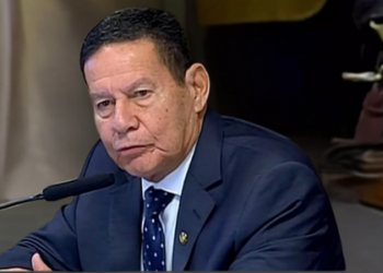 Hamilton Mourão rejeita intromissão de Trump e outros líderes em processo contra Bolsonaro. Críticas ocorrem após EUA aumentarem tarifas sobre produtos brasileiros.