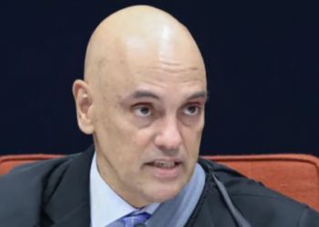 Ministro do STF, Alexandre de Moraes, é intimado pela Justiça da Flórida em ação movida por Trump Media e Rumble. Empresas acusam censura e buscam invalidar decisões brasileiras em território americano.