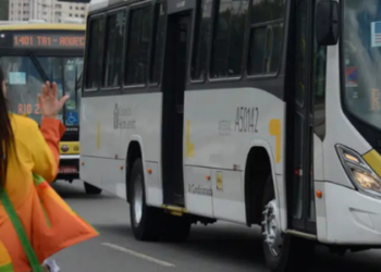 Criminosos sequestraram 24 ônibus em Madureira, Zona Norte do Rio, em resposta a uma operação policial na comunidade da Serrinha. Violência afeta motoristas e paralisa serviços públicos na região.