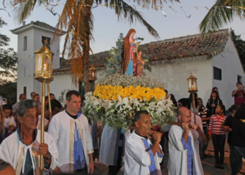 Búzios celebra 285 anos com a tradicional Festa de Sant’Anna, de 25 a 27 de julho. Programação inclui fé, música, procissões, shows e cultura local.