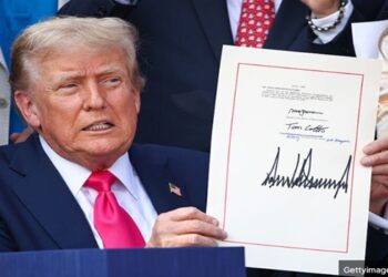 Trump comemora entrada em vigor das tarifas sobre 94 países, incluindo o Brasil. Presidente afirma que "bilhões de dólares" já estão entrando nos EUA com a nova medida.