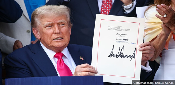 Trump comemora entrada em vigor das tarifas sobre 94 países, incluindo o Brasil. Presidente afirma que "bilhões de dólares" já estão entrando nos EUA com a nova medida.