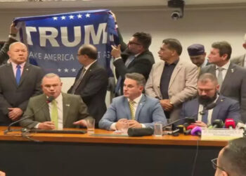 oposição bandeira donald trump