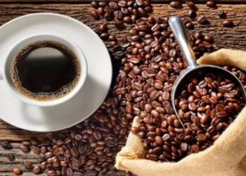 China autoriza 183 empresas brasileiras a exportar café, no mesmo dia em que Trump impõe tarifa de 50% ao produto. Setor busca alternativas para mitigar prejuízos.