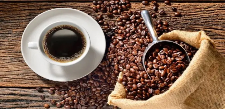 China autoriza 183 empresas brasileiras a exportar café, no mesmo dia em que Trump impõe tarifa de 50% ao produto. Setor busca alternativas para mitigar prejuízos.