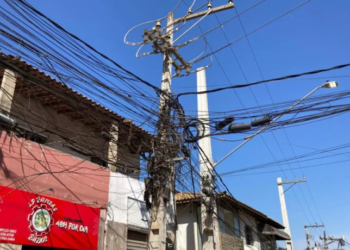 A Prefeitura de Búzios anuncia novas ações contra fiação irregular em diversos bairros, cobrando empresas responsáveis e priorizando segurança e paisagem urbana.
