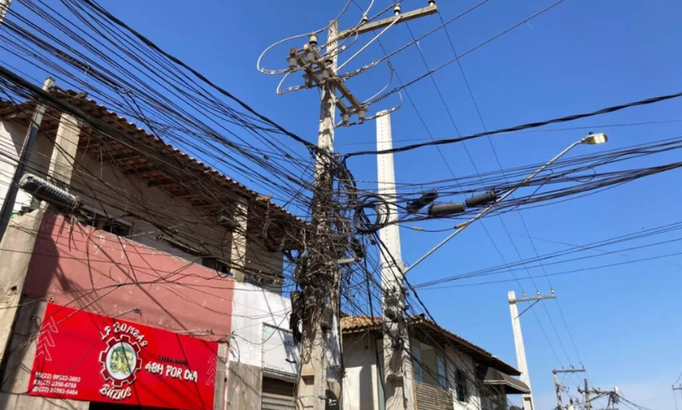 A Prefeitura de Búzios anuncia novas ações contra fiação irregular em diversos bairros, cobrando empresas responsáveis e priorizando segurança e paisagem urbana.