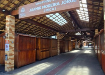 A tradicional Feira do Artesão de Rio das Ostras será transferida para o Shopping de Rua Mica a partir de sexta (17). Novo espaço coberto amplia conforto, público e libera área para base do Segurança Presente.