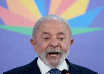 Após fala de Trump, Lula diz que Brasil segue aberto ao diálogo com os EUA, mas destaca prioridade em defender economia nacional diante de tarifas e sanções.
