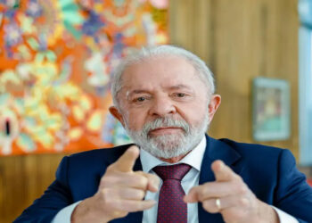 Lula articula ação conjunta do Brics contra tarifas de Trump e critica intromissão dos EUA na soberania brasileira. Presidente descarta retaliação imediata.