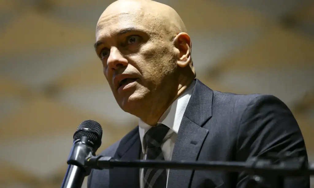 PF pede a Moraes que policiais permaneçam 24h dentro da casa de Jair Bolsonaro para garantir prisão domiciliar e evitar fuga. Pedido será reavaliado pela PGR.