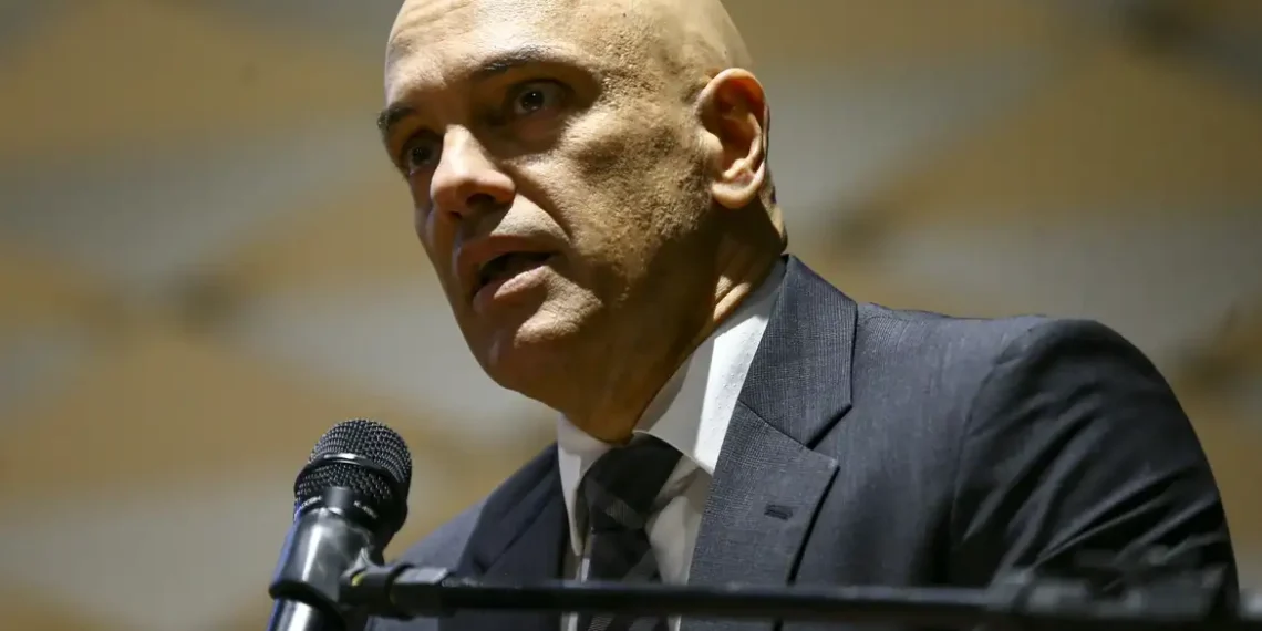 PF pede a Moraes que policiais permaneçam 24h dentro da casa de Jair Bolsonaro para garantir prisão domiciliar e evitar fuga. Pedido será reavaliado pela PGR.