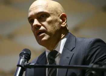 PF pede a Moraes que policiais permaneçam 24h dentro da casa de Jair Bolsonaro para garantir prisão domiciliar e evitar fuga. Pedido será reavaliado pela PGR.