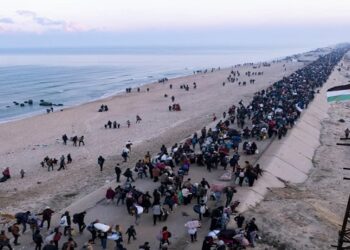 Israel aprova plano de ocupação escalonada de Gaza, incluindo deslocamento de 900 mil palestinos. Estratégia enfrenta oposição militar e pressão internacional por riscos aos reféns e agravamento da crise humanitária.