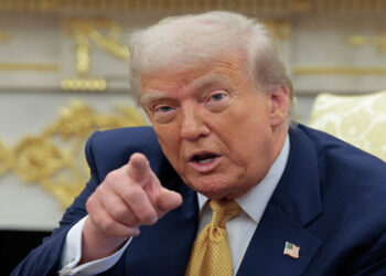 Donald Trump anunciou novo prazo de até 12 dias para que a Rússia feche acordo sobre a guerra na Ucrânia. Sem avanços, o presidente dos EUA cogita impor sanções secundárias a Moscou.