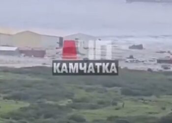 Forte abalo sísmico de magnitude 8,8 atinge Península de Kamtchatka, Rússia, gerando tsunami com alertas para Japão, Havaí, Alasca e costa americana do Pacífico. Autoridades ordenam evacuações.