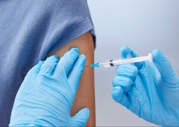 Vacina contra HPV está disponível para jovens de 15 a 19 anos que ainda não foram imunizados. Campanha nacional quer alcançar 90% de cobertura até dezembro.