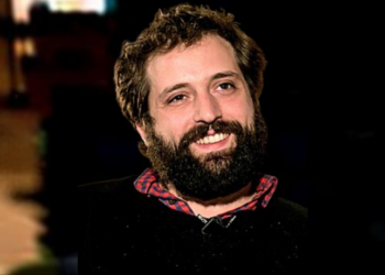 Gregório Duvivier leva humor refinado à mesa 13 da Flip 2025 com monólogo sobre a língua e a política. Artista foi ovacionado em Paraty.