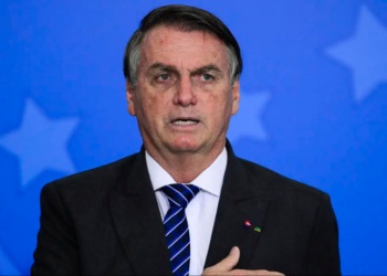 Nova pesquisa Datafolha mostra que brasileiros estão divididos sobre prisão de Bolsonaro, mas maioria acredita que ele não será preso.