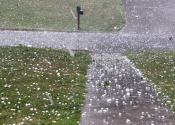 Inmet emite alerta laranja para o Sul do Brasil com ventos de até 100 km/h, risco de granizo e acumulado de 150 mm de chuva no RS. Previsão também indica temporais no PR, SC e MS.