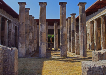 Pesquisadores italianos descobriram um complexo termal romano submerso em Baiae, com sauna, piso de mosaico e tecnologia avançada de aquecimento.