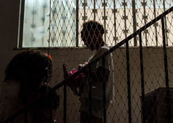 Estudo do Instituto Rede Abrigo revela que crianças e adolescentes acolhidos no Rio de Janeiro convivem com falta de higiene, defasagem escolar e dificuldades de acesso à saúde.