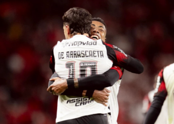 Flamengo vence Internacional fora de casa por 2 a 0 e assegura vaga nas quartas de final da Libertadores 2025. Próximo adversário será Estudiantes, da Argentina.