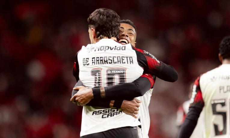 Flamengo vence Internacional fora de casa por 2 a 0 e assegura vaga nas quartas de final da Libertadores 2025. Próximo adversário será Estudiantes, da Argentina.
