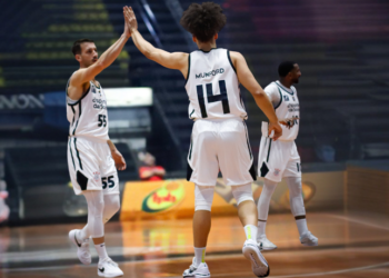 Corinthians Basquete conquista mais uma vitória no Campeonato Paulista 2025, bate o Rio Claro por 103 a 83 e segue invicto. Elinho Corazza recebe homenagem pelas 1.000 assistências.