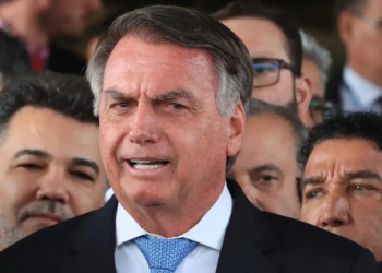 Jair Bolsonaro teria recebido em 2024 sugestão de pedido de asilo na Argentina. Documento foi localizado pela PF e atribuído à nora do ex-presidente.