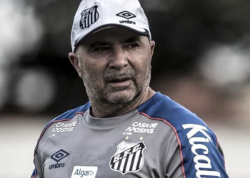 Jorge Sampaoli não assumirá o Santos devido às exigências por reforços milionários e cortes no elenco. A decisão valoriza os jovens da base, como Robinho Jr., e evita novos gastos em crise financeira.