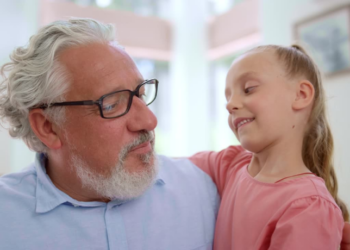A paternidade após os 50 anos cresce no Brasil, trazendo mais maturidade e tempo para os filhos. Conheça relatos reais e saiba os cuidados médicos necessários para essa nova fase.