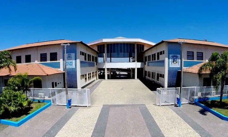 Claro! Com base nas informações mais recentes, aqui está uma versão atualizada da matéria sobre o concurso público de Rio das Ostras de 2012: --- **Título:** Justiça do RJ mantém anulação do concurso público de Rio das Ostras realizado em 2012 **Subtítulo:** Tribunal de Justiça confirma decisão que invalida certame com mais de 3.500 aprovados, que nunca tomaram posse **Meta descrição:** TJ-RJ mantém anulação do concurso público de Rio das Ostras de 2012, que teve milhares de aprovados sem posse. Polêmica continua na cidade sobre a validade do certame. **Tags:** concurso público, Rio das Ostras, anulação, Tribunal de Justiça RJ, concurso 2012, aprovados, posse, justiça, polêmica, certame **Hashtags:** #ConcursoPúblico, #RioDasOstras, #Anulação, #TJ\_RJ, #Justiça, #Concurso2012, #Aprovados, #Posse, #Polêmica, #Notícias --- **Matéria:** A polêmica em torno do concurso público de Rio das Ostras, realizado em 2012, continua a gerar debates na cidade. O Tribunal de Justiça do Estado do Rio de Janeiro (TJ-RJ) manteve a decisão que anulou o certame, confirmando a invalidade do processo seletivo que aprovou mais de 3.500 candidatos. Apesar do grande número de aprovados, nenhum dos classificados chegou a tomar posse nos cargos ofertados, gerando insatisfação e dúvidas entre os participantes. A decisão judicial reforça a anulação do concurso, mantendo a controvérsia sobre os impactos dessa medida para os candidatos e para a administração pública local. A situação tem provocado debates na comunidade sobre a necessidade de um novo concurso e a transparência nos processos seletivos da prefeitura. A expectativa é que o município esclareça os próximos passos e apresente soluções para atender à demanda por servidores públicos. --- Se desejar, posso também preparar uma versão mais enxuta dessa matéria para redes sociais ou newsletter. Gostaria que eu fizesse isso?
