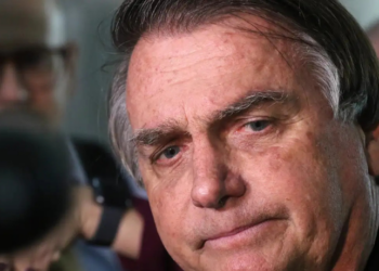 A defesa do ex-presidente Jair Bolsonaro entrou com pedido de reconsideração no STF contra a decisão de prisão domiciliar. Advogados alegam cumprimento de todas as cautelares e criticam relatório da PF.